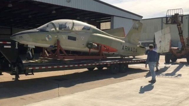 El avión Aermacchi MC339 (4-A-115) de Owen Crippa a pocos días de llegar al país