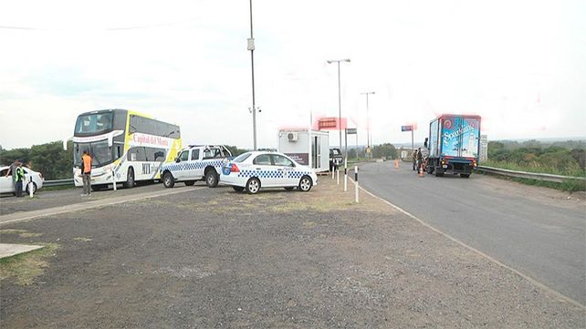 El puesto de Gendarmería y la policía de Entre Ríos en la salida de Victoria hacia Rosario.