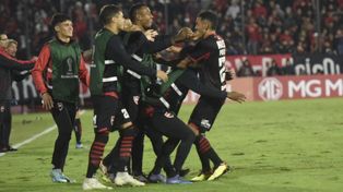 Newells festejó en el Coloso y se hace fuerte en la Sudamericana.
