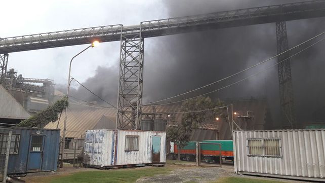 Un incendio de grandes dimensiones afectó a la planta de Molinos en San Lorenzo