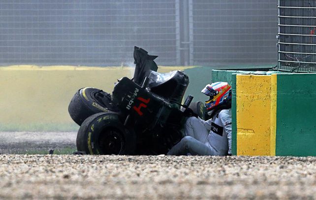 Alonso salió como pudo del McLaren.