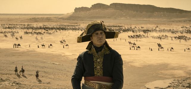 El versátil Joaquin Phoenix se pone en la piel del legendario y ambicioso Napoleón Bonaparte.&nbsp; 