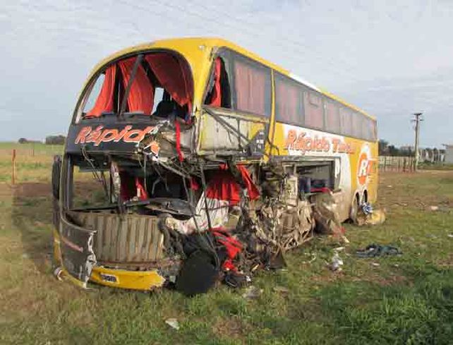 El ómnibus de larga distancia se llevó la peor parte del accidente. (Foto: A. Celoria)