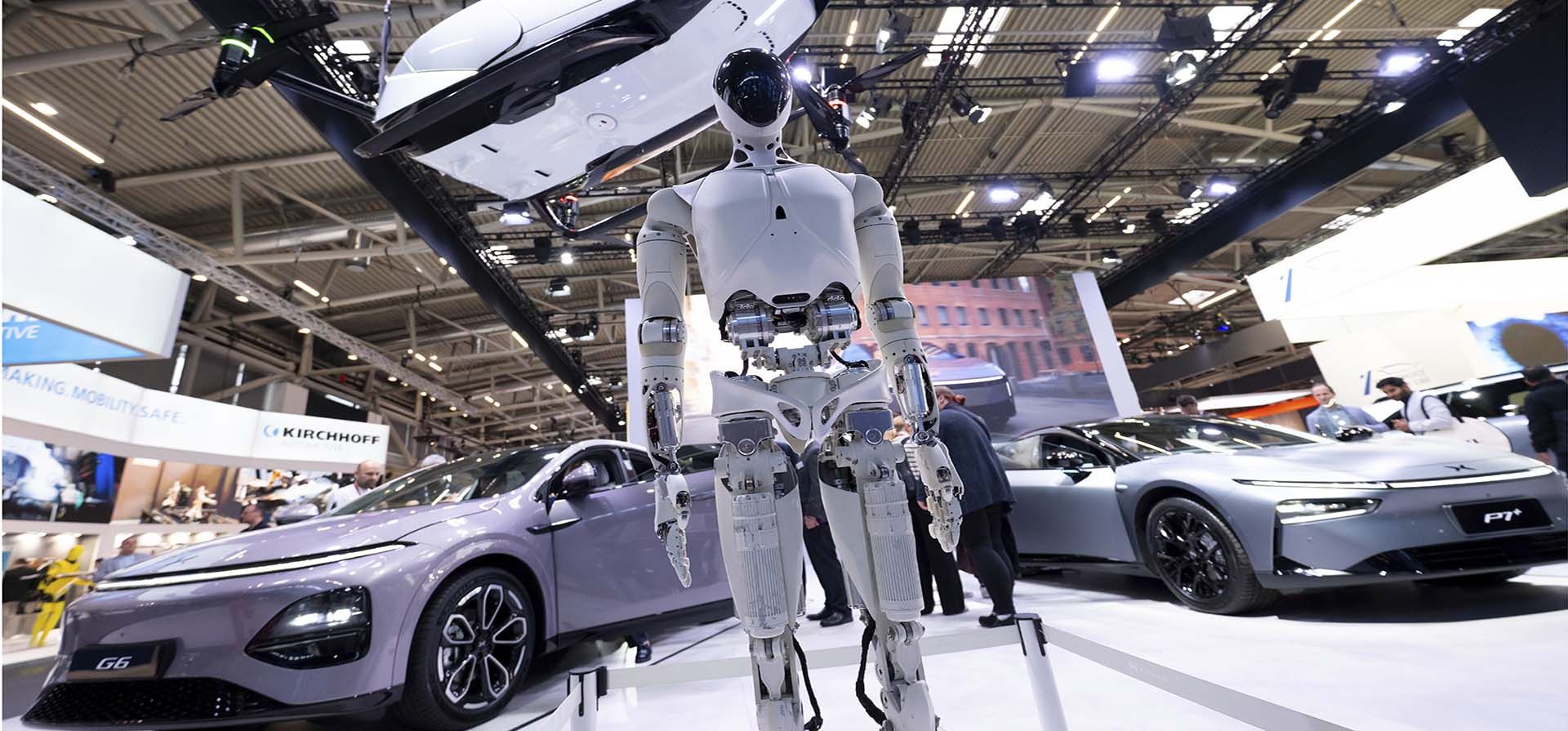 Un robot, una cabina aérea y vehículos del fabricante chino de automóviles XPENG se exhiben durante el Salón Internacional del Automóvil (IAA Mobility) en Múnich, Alemania, el miércoles 10 de septiembre de 2025. (Sven Hoppe/dpa vía AP) Un robot, una cabina aérea y vehículos del fabricante chino de automóviles XPENG se exhiben durante el Salón Internacional del Automóvil (IAA Mobility) en Múnich, Alemania, el miércoles 10 de septiembre de 2025. (Sven Hoppe/dpa vía AP)