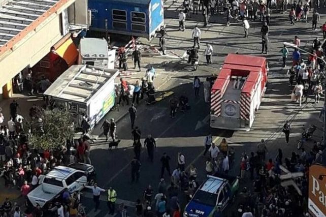 El hecho. Un tren embistió al camión de caudales y delincuentes se llevaron dinero en bolsas.