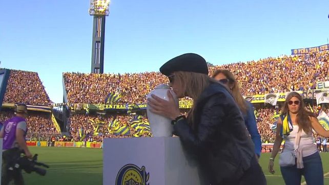 Emoción en el Gigante: la esposa de Russo llevó la urna con sus cenizas al homenaje