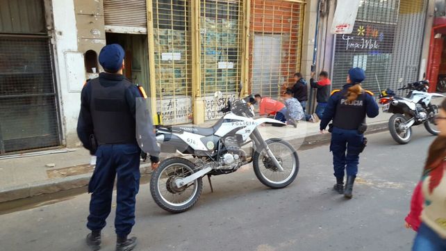 Peleas, robos y violencia en  una pensión de Mendoza 2700