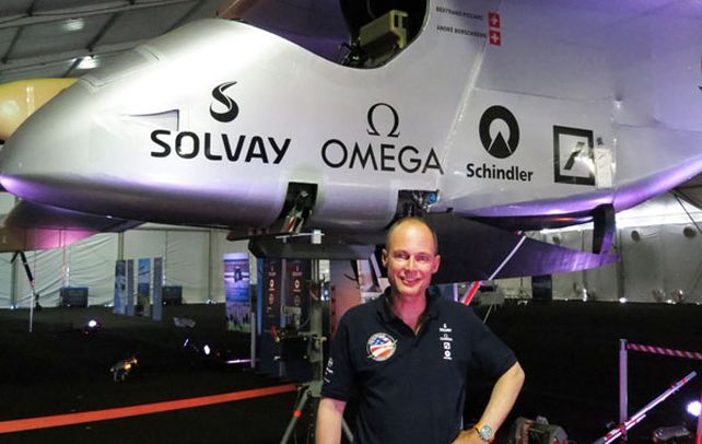 Pionero. Bertrand Piccard delante de su avión Solar Impulse.