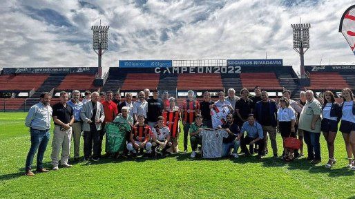 Patronato presentó la indumentaria que lucirá en la B Nacional