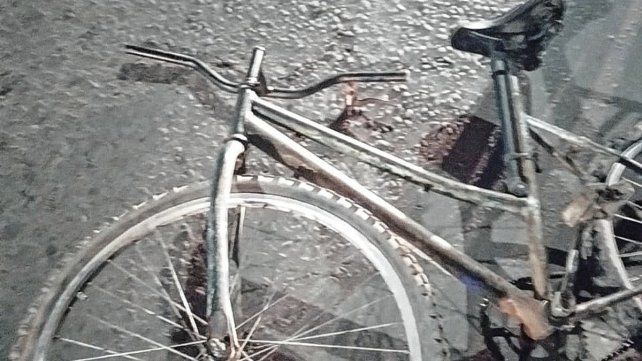 Una moto y una bicicleta chocaron en Avenida Almafuerte