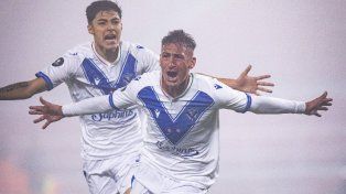 Vélez campeón de la Supercopa: ganó la final bajo una intensa niebla.