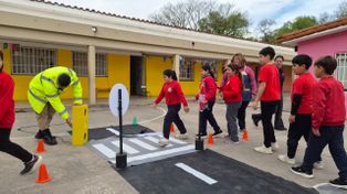 Aprender jugando: El municipio llega a las escuelas de Roldán con un programa de educación vial