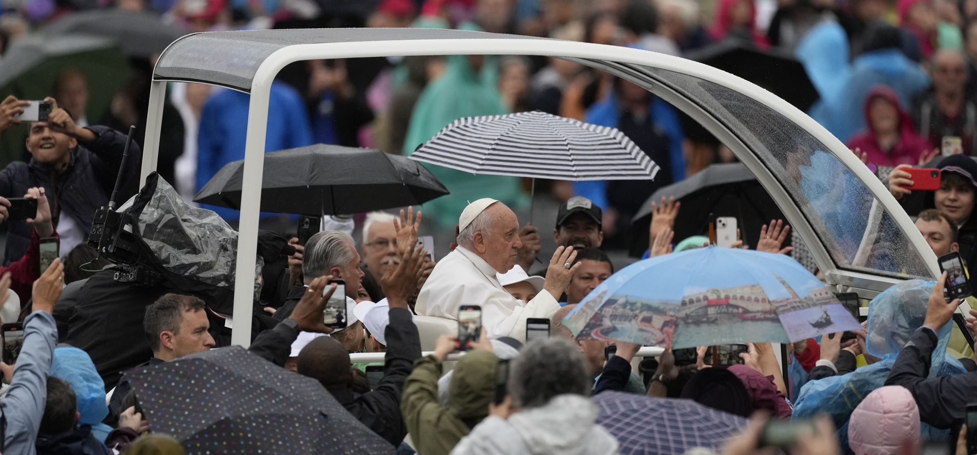 El Papa Francisco llega para su audiencia general semanal en la Plaza de San Pedro, en el Vaticano, el miércoles 10 de mayo de 2023. (Foto AP/Alessandra Tarantino)