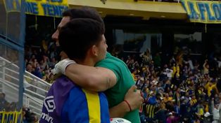 El momento en el que Servio festeja el gol de central con un emocionado abrazo a Joaquín Mochetti.