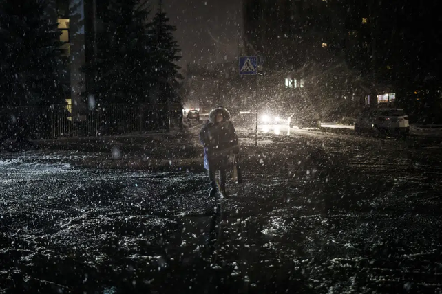 Una noche con nieve y oscuridad en Kiev. La falta de electricidad es casi total y el invierno aprieta.&nbsp;
