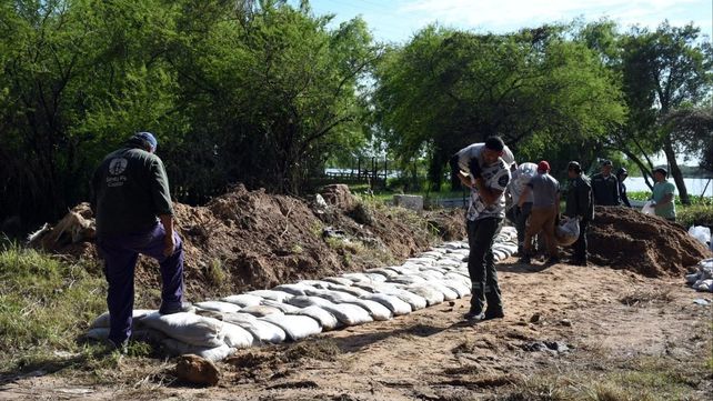 Colastiné Sur: refuerzan una defensa de 60 metros y profundizan las tareas de limpieza ante posibles crecidas