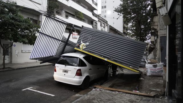 El viento hizo colapsar las columnas que sostenían las chapas.