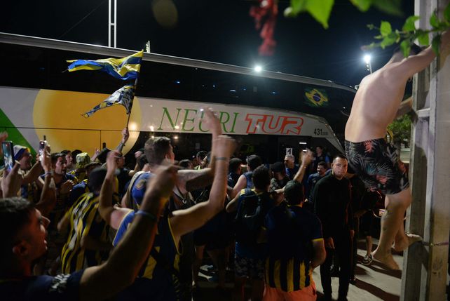 Los hinchas de Central se agolparon en la concentración canalla en Fortaleza e hicieron mucho ruido en la previa.