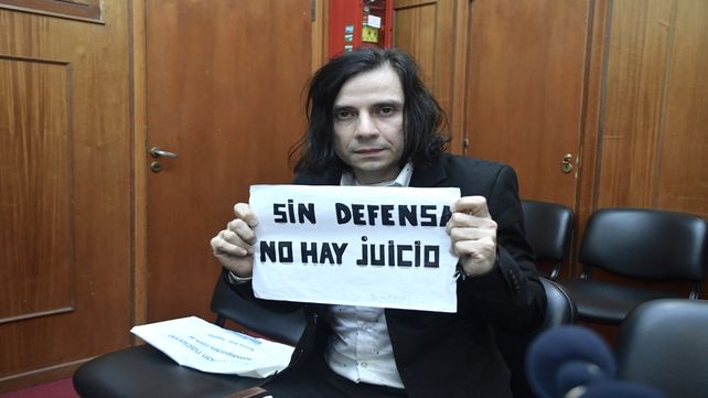 En la sala. Humberto Cristian Aldana mostró un cartel pero se retiró antes de la lectura del veredicto.
