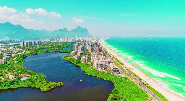 El lugar se encuentra sobre las costas del Óceano Atlántico y tiene paisajes de playas