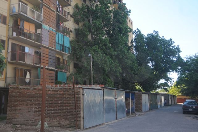 Las cocheras siguen ganando los espacios públicos en Bº El Pozo