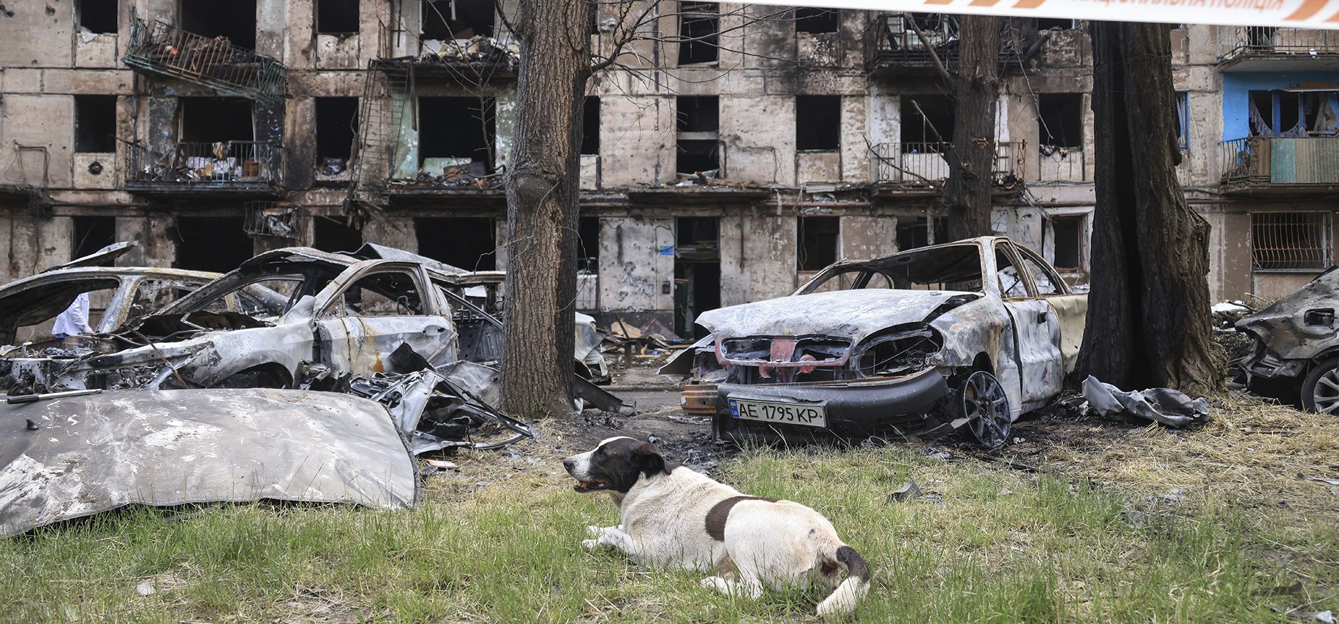 Una escena del último ataque con cohetes rusos que dañó un edificio de apartamentos de varios pisos en Kryvyi Rih, Ucrania, el martes 13 de junio de 2023. (AP Photo/Andriy Dubchak) Una escena del último ataque con cohetes rusos que dañó un edificio de apartamentos de varios pisos en Kryvyi Rih, Ucrania, el martes 13 de junio de 2023. (AP Photo/Andriy Dubchak)