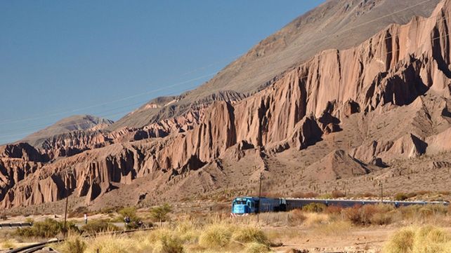Una máquina. El símbolo turístico salteño es altamente cautivante.