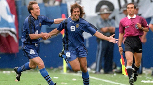 Gabriel Batistuta festeja junto a Roberto Sensini uno de sus goles ante Grecia en 1994.