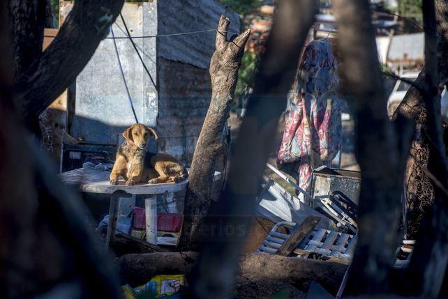 En calle Don Segundo Sombra al final, once familias viven con riesgo de caer al vacío
