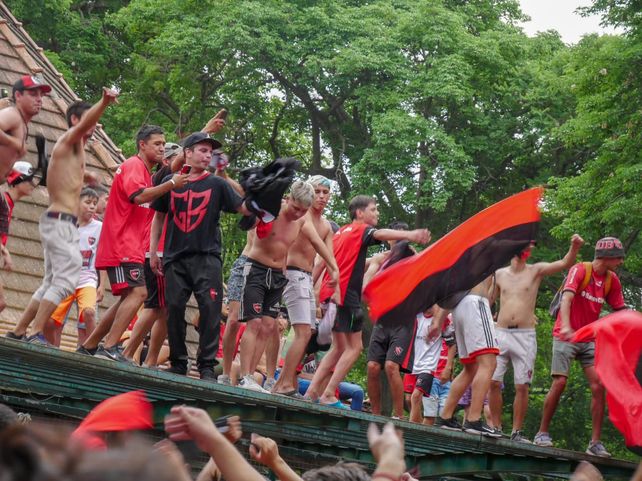 Los hinchas coparon el Parque Independencia en la previa del choque con Boca