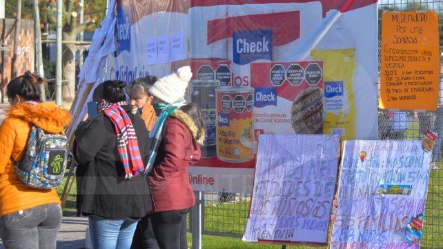 Libres del Sur se manifestó en dos supermercados de Paraná para reclamar contra la inflación. Denunciaron la falta de mercadería para comedores y merenderos.