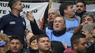 El líder del sindicato municipal durante la protesta del martes frente a la sede del Ejecutivo local.