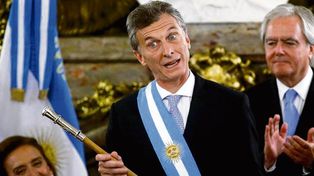 Macri no recibió el bastón de Cristina por miedo a macumba