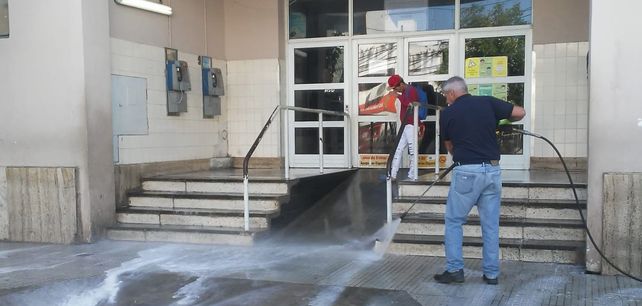 Desinfectan zonas de bancos y establecimientos de salud