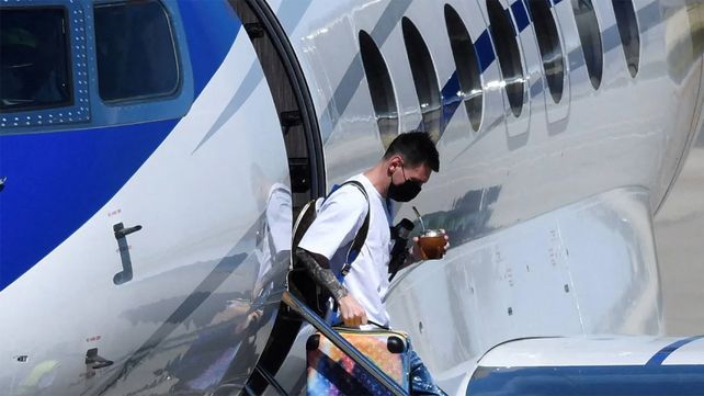 Lionel Messi y su familia aterrizaron en París y el PSG lo espera con los brazos abiertos