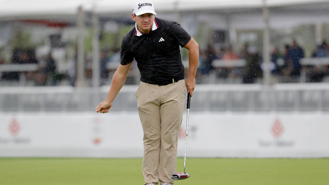 Alejandro Tosti analiza con atención por dónde ejecutar el golpe durante el Abierto de golf de Houston.