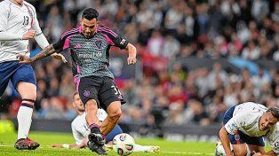 Carlos Tevez fue la gran figura de un amistoso benéfico que lo tuvo como protagonista en Old Traford.