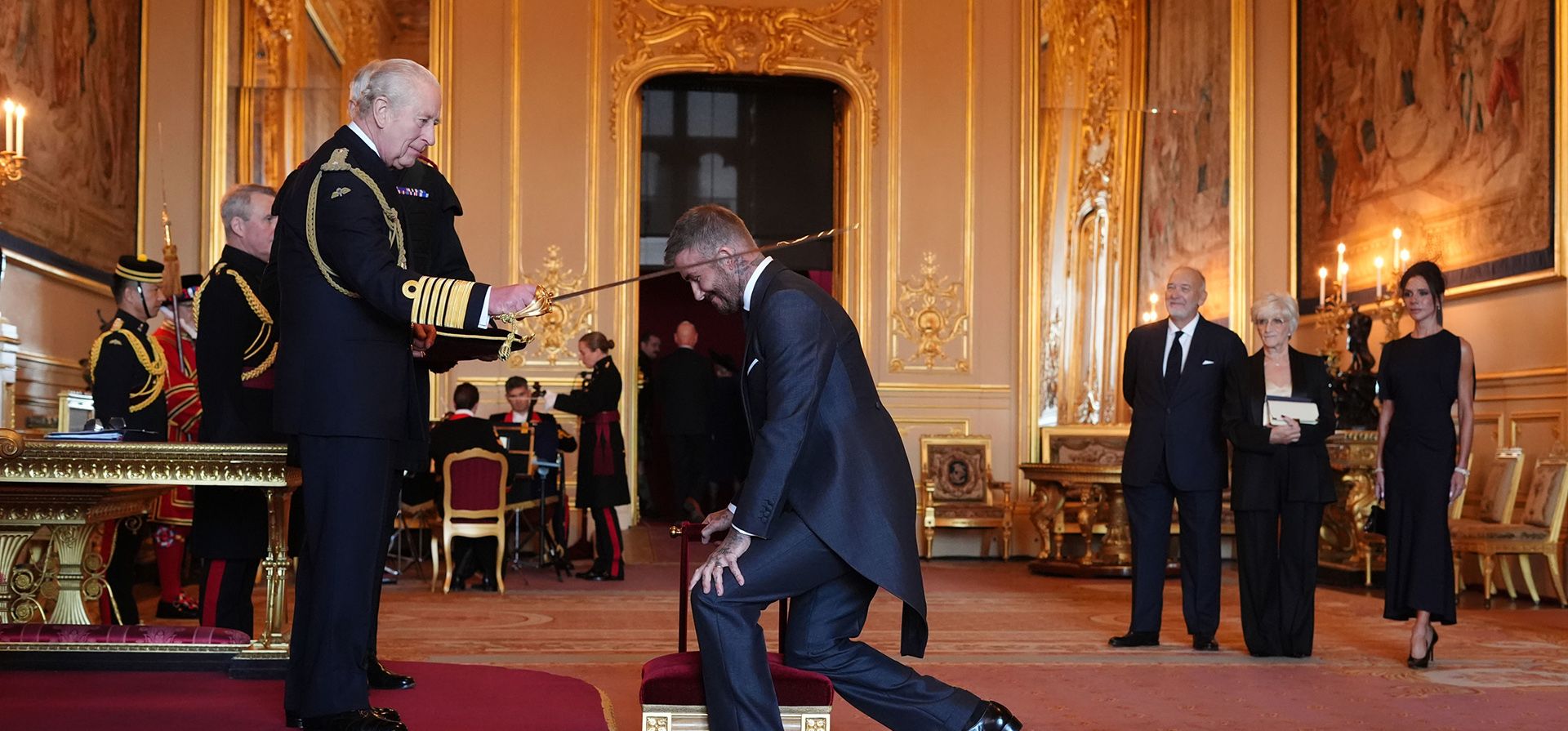Sir David Beckham fue nombrado Caballero por el rey Carlos III de Gran Bretaña durante una ceremonia de investidura en el Castillo de Windsor, Berkshire, Inglaterra, el martes 4 de noviembre de 2025. (Jonathan Brady/PA vía AP) Sir David Beckham fue nombrado Caballero por el rey Carlos III de Gran Bretaña durante una ceremonia de investidura en el Castillo de Windsor, Berkshire, Inglaterra, el martes 4 de noviembre de 2025. (Jonathan Brady/PA vía AP)