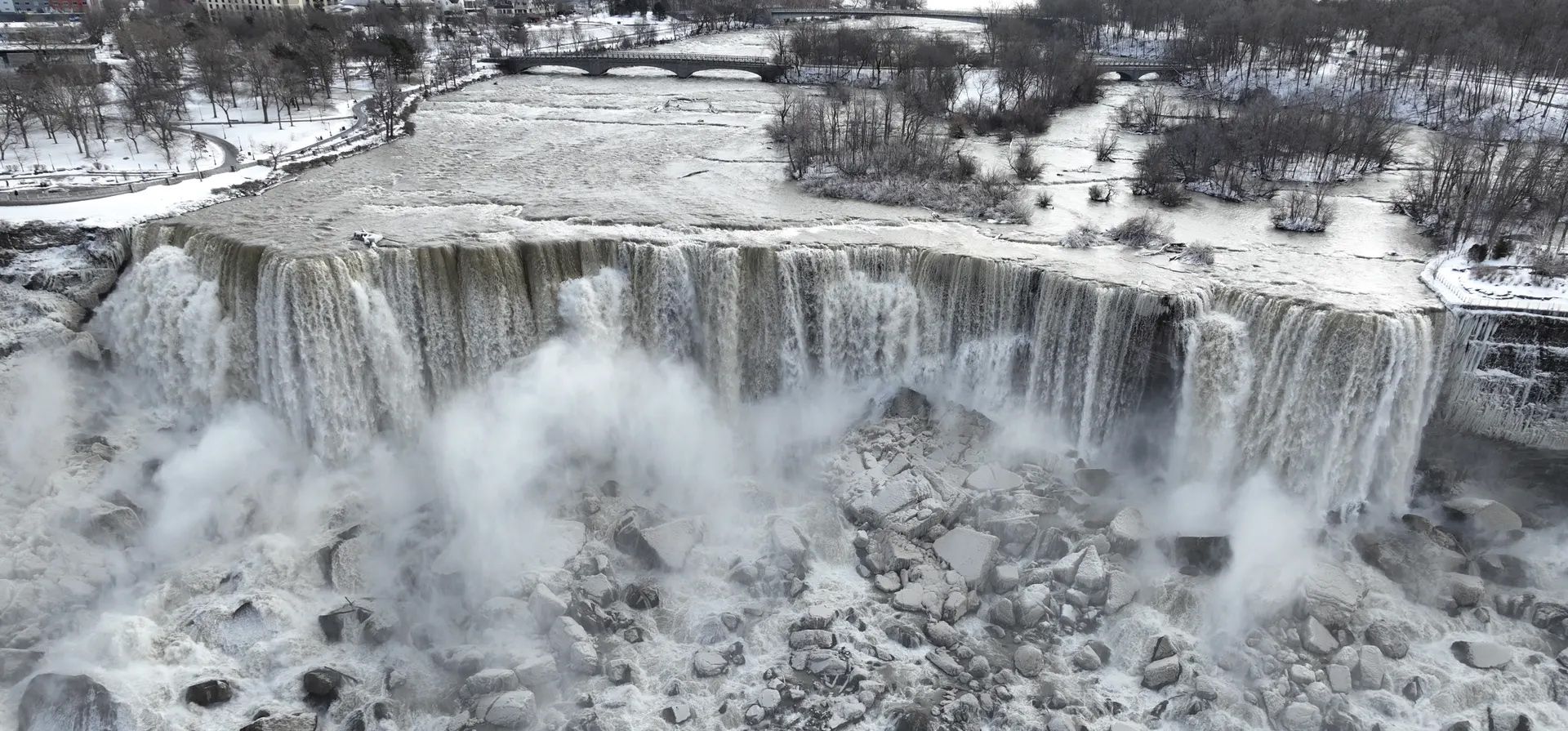 Las cataratas en el estado de Nueva York se congelan parcialmente después de que una tormenta invernal azotara gran parte del Medio Oeste y el norte de Estados Unidos, Cataratas del Niágara. Fotografía: Anadolu/Getty Images Las cataratas en el estado de Nueva York se congelan parcialmente después de que una tormenta invernal azotara gran parte del Medio Oeste y el norte de Estados Unidos, Cataratas del Niágara. Fotografía: Anadolu/Getty Images