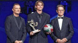 Nico Paz fue elegido como el mejor jugador joven de la temporada en la Serie A de Italia