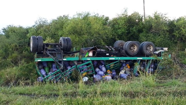 Federal: camión con garrafas volcó en ruta 22&nbsp;