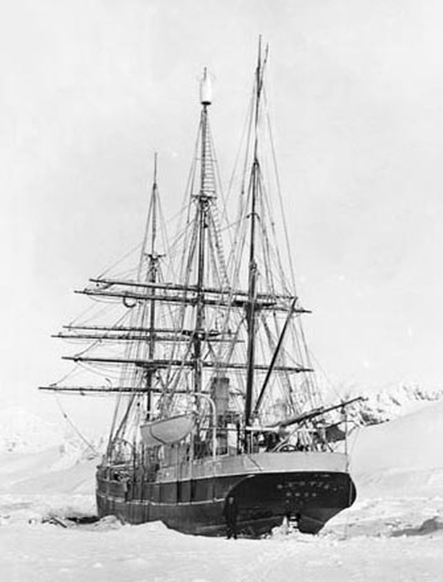 El Scotia en la isla Laurie, en 1903.