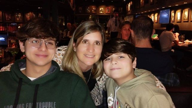 Valeria junto a sus hijos Matías y Juan Ignacio