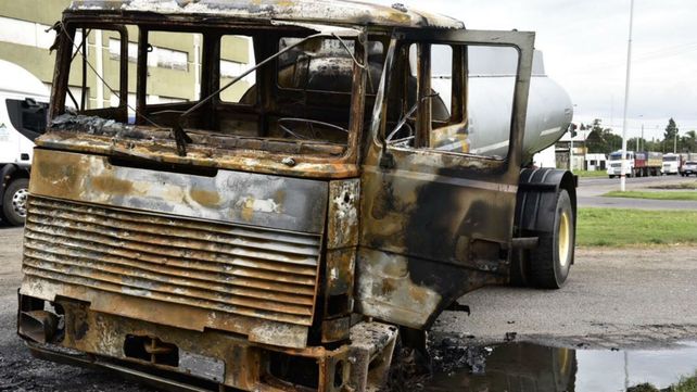 El camión quedó totalmente destruido por el fuego.&nbsp;