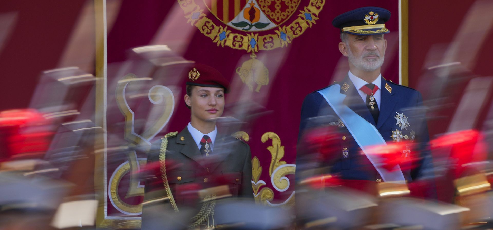 La princesa Leonor de España, izquierda, y el rey Felipe VI asisten al desfile militar en el feriado nacional conocido como "Día de la Hispanidad" en Madrid, España, el jueves 12 de octubre de 2023. España conmemora la llegada de Cristóbal Colón al Nuevo Mundo y también el Día de las Fuerzas Armadas de España. (Foto AP/Manu Fernández) La princesa Leonor de España, izquierda, y el rey Felipe VI asisten al desfile militar en el feriado nacional conocido como "Día de la Hispanidad" en Madrid, España, el jueves 12 de octubre de 2023. España conmemora la llegada de Cristóbal Colón al Nuevo Mundo y también el Día de las Fuerzas Armadas de España. (Foto AP/Manu Fernández)