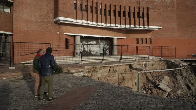 Funcionarios municipales examinan el sector donde se produjo el último derrumbe.&nbsp;