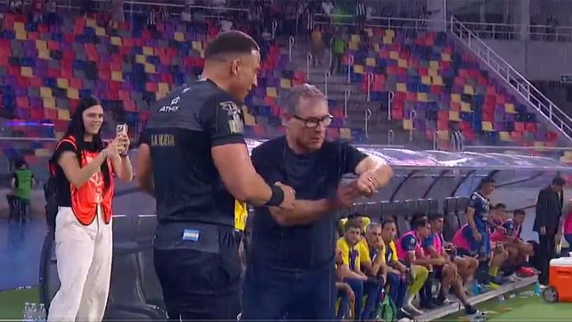 Ariel Holan le muestra el reloj al cuarto árbitro para dar cuenta de que el tiempo de juego se había cumplido.