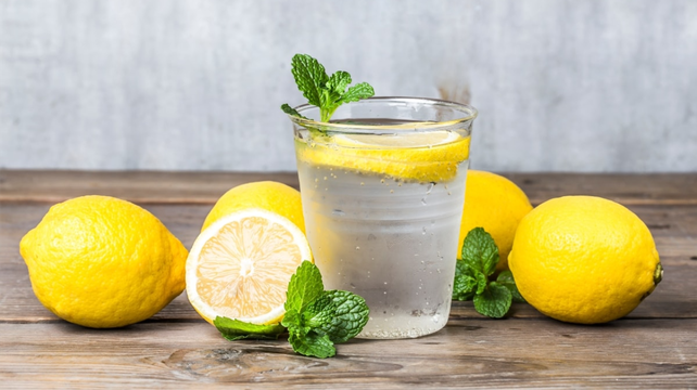 El agua con limón es una de las bebidas más popularizadas por sus beneficios