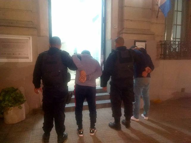 Los detuvieron en Bulevar mientras simulaban arrojarse o tirar objetos contra los autos