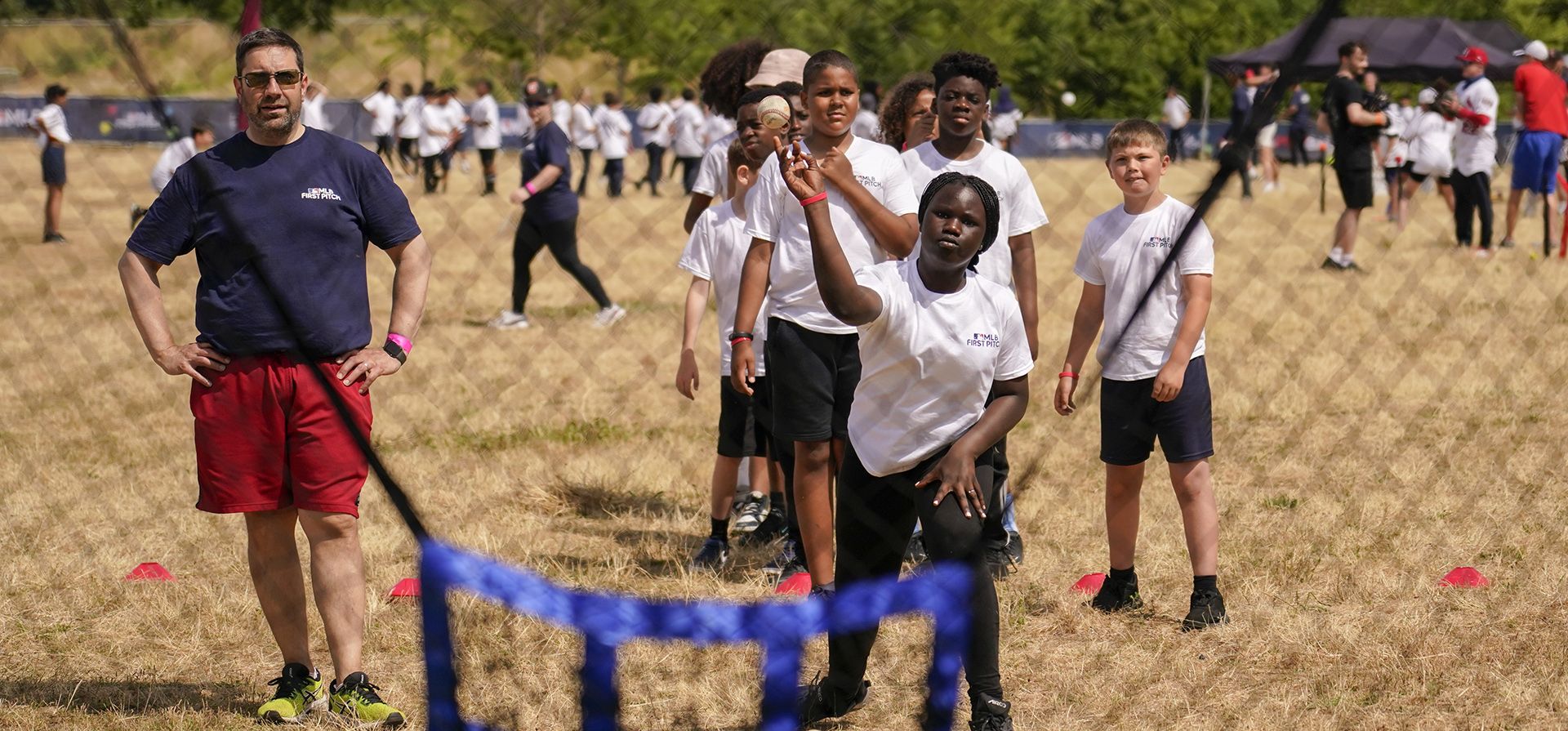 Un niño lanza una pelota de béisbol durante el Festival First Pitch de la MLB, en el Parque Olímpico Queen Elizabeth, en Londres, el jueves 22 de junio de 2023. (Foto AP/Alberto Pezzali) Un niño lanza una pelota de béisbol durante el Festival First Pitch de la MLB, en el Parque Olímpico Queen Elizabeth, en Londres, el jueves 22 de junio de 2023. (Foto AP/Alberto Pezzali)